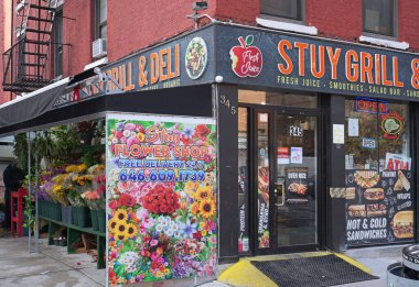 New York 'ta East Village bölgesinde bir şarküteri ve çiçekçi dükkanı.