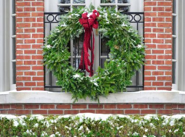 Noel için doğal çam çelengi, dekorasyon penceresi