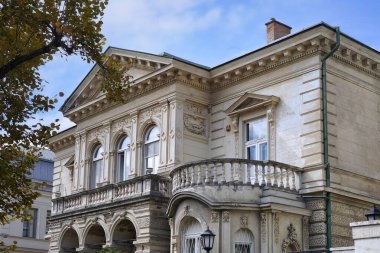 Neoklasik stil şehir konağı, elçilik için uygun