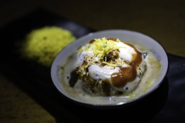 Lezzetli Hint safra Vada 'sı veya yoğurt, demirhindi turşusu ve zarif siyah tabakta servis edilen çıtır çıtır malzemeyle servis edilen safra bhalla. Geleneksel mutfak ve lezzetli atıştırmalıklar için ideal..