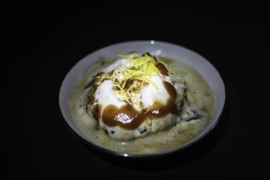 Lezzetli Hint safra Vada 'sı veya yoğurt, demirhindi turşusu ve zarif siyah tabakta servis edilen çıtır çıtır malzemeyle servis edilen safra bhalla. Geleneksel mutfak ve lezzetli atıştırmalıklar için ideal..