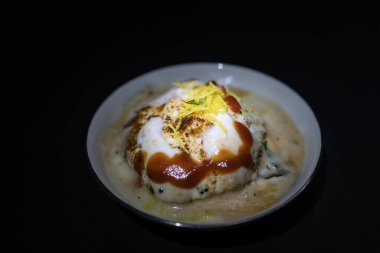 Lezzetli Hint safra Vada 'sı veya yoğurt, demirhindi turşusu ve zarif siyah tabakta servis edilen çıtır çıtır malzemeyle servis edilen safra bhalla. Geleneksel mutfak ve lezzetli atıştırmalıklar için ideal..