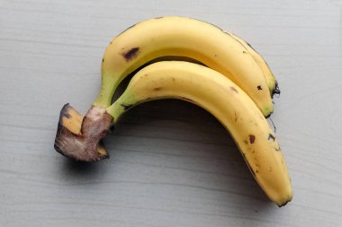 Beyaz arka planda izole edilmiş sarı olgun şeker muzu. Üst görünüm