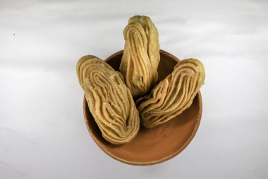 Bengali tatlısı Goja veya Khaza. Goja un ve ghee 'den yapılmış, bol yağda kızartılmış ve şeker şurubuna batırılmış. Diwali, Holi, Ramazan Bayramı gibi festivallerde hazırlanan popüler bir tatlıdır.