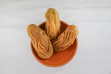 Bengali tatlısı Goja veya Khaza. Goja un ve ghee 'den yapılmış, bol yağda kızartılmış ve şeker şurubuna batırılmış. Diwali, Holi, Ramazan Bayramı gibi festivallerde hazırlanan popüler bir tatlıdır.