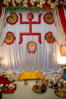 Pooja, düğün ve cenaze törenlerinde çiçek, pirinç ve betel yapraklarıyla yapılan Hindu puja ritüelleri. Çeşitli dini gereksinimler ön saflarda tutuluyor..