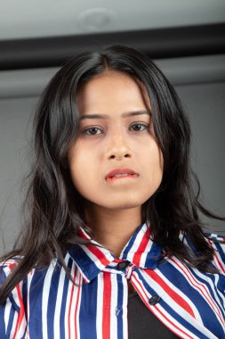 Farklı duyguları ve yüz ifadeleri olan siyah saçlı güzel bir kız. Saç ürünü reklamında kullanılabilir.