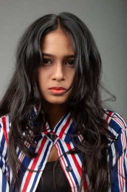 Farklı duyguları ve yüz ifadeleri olan siyah saçlı güzel bir kız. Saç ürünü reklamında kullanılabilir.