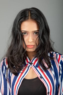 Farklı duyguları ve yüz ifadeleri olan siyah saçlı güzel bir kız. Saç ürünü reklamında kullanılabilir.