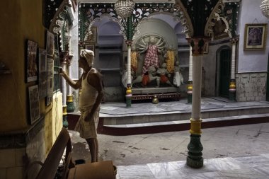 Durga Puja festivali İnKolkata, Batı Bengal, Hindistan 'daki Durga Puja festivalinden birkaç gün önce, Thakur Dalan veya eski bir Zamindar veya Jamindar evinin Aile Tapınağı' ndaki tamamlanmamış Tanrıça Durga idolü.