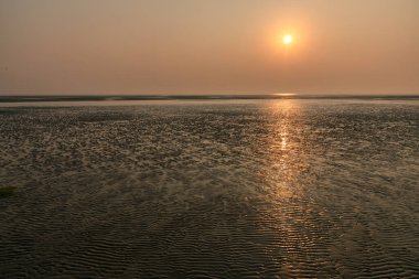 Güneşin doğuşu / batışı sırasında bir çekim, Digha Sea Beach, Batı Bengal 'de sabahın erken saatlerinde / akşam üstü.