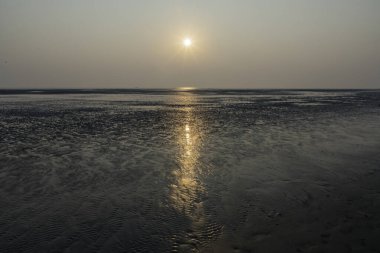 Güneşin doğuşunda gün batımında, sabahın erken saatlerinde Digha Sea Beach, Batı Bengal 'de.