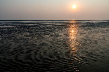 Güneşin doğuşu / batışı sırasında bir çekim, Digha Sea Beach, Batı Bengal 'de sabahın erken saatlerinde / akşam üstü.