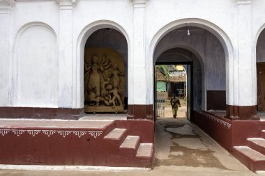 Durga Puja festivali İnKolkata, Batı Bengal, Hindistan 'daki Durga Puja festivalinden birkaç gün önce, Thakur Dalan veya eski bir Zamindar veya Jamindar evinin Aile Tapınağı' ndaki tamamlanmamış Tanrıça Durga idolü.