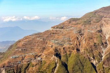 Ormanın içinden geçen güzel bir dağ manzarası..