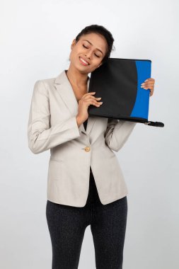 Ofisteki kadın bir dosya tutuyor ve sunum yapıyor. Resmi giyinmiş genç bir kadın beyaz ceket giyiyor ve elinde floder ile farklı ifadeler takınıyor.