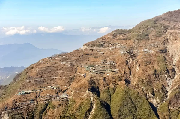 Ormanın içinden geçen güzel bir dağ manzarası..