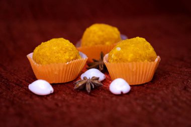 Hindistan tatlısı veya tatlı Bundi laddu veya motichoor laddu, besan, sooji, desi ghee 'den yapılmış, Diwali, Dussehra, Rakhi, Ganesh Chaturthi, Janmasthami ve Hindistan' da yapılan düğün törenlerinin tadını çıkardı.