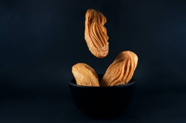 Bengali tatlısı Goja veya Khaza. Goja un ve ghee 'den yapılmış, bol yağda kızartılmış ve şeker şurubuna batırılmış. Diwali, Holi, Ramazan Bayramı gibi festivallerde hazırlanan popüler bir tatlıdır.