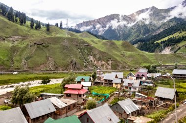 Güzel dağ manzarası. Nehir, vadi, kar, mavi gökyüzü, beyaz bulutlar. Jammu ve Kashmir, Hindistan 'daki Sonamarg Hill Trek' te derinlemesine bir gezi.