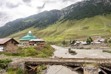 Güzel dağ manzarası. Nehir, vadi, kar, mavi gökyüzü, beyaz bulutlar. Jammu ve Kashmir, Hindistan 'daki Sonamarg Hill Trek' te derinlemesine bir gezi.