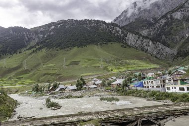 Güzel dağ manzarası. Nehir, vadi, kar, mavi gökyüzü, beyaz bulutlar. Jammu ve Kashmir, Hindistan 'daki Sonamarg Hill Trek' te derinlemesine bir gezi.