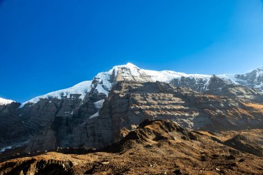 Himalaya 'daki karlı dağlarda kayalar vardı. Tibet 'teki Kailash dağı zirvesi.