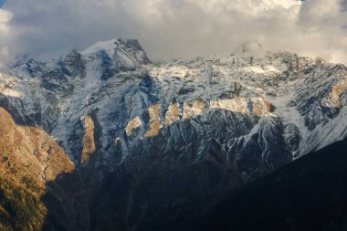 Himalaya 'daki karlı dağlarda kayalar vardı. Tibet 'teki Kailash dağı zirvesi.