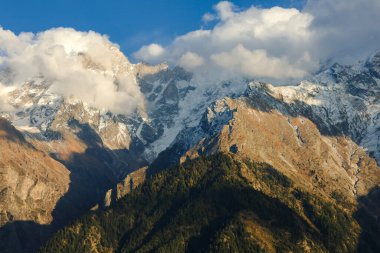 Himalaya 'daki karlı dağlarda kayalar vardı. Tibet 'teki Kailash dağı zirvesi.