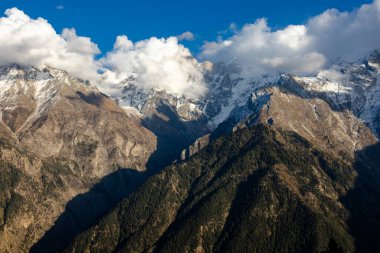 Himalaya 'daki karlı dağlarda kayalar vardı. Tibet 'teki Kailash dağı zirvesi.