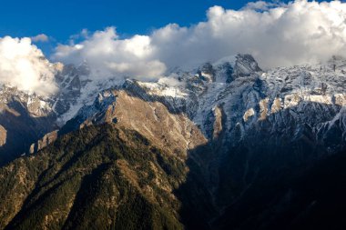 Himalaya 'daki karlı dağlarda kayalar vardı. Tibet 'teki Kailash dağı zirvesi.