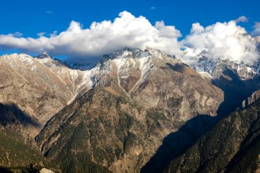 Himalaya 'daki karlı dağlarda kayalar vardı. Tibet 'teki Kailash dağı zirvesi.