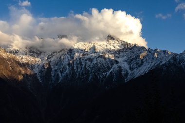 Himalaya 'daki karlı dağlarda kayalar vardı. Tibet 'teki Kailash dağı zirvesi.