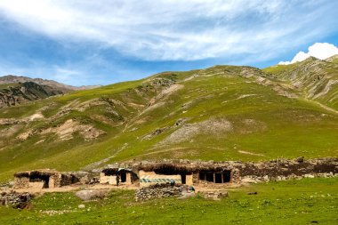 Güzel dağ manzarası. Nehir, vadi, kar, mavi gökyüzü, beyaz bulutlar. Jammu ve Kashmir, Hindistan 'daki Sonamarg Hill Trek' te derinlemesine bir gezi.