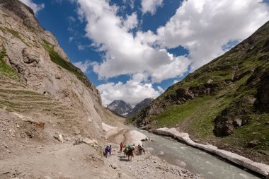 Jammu ve Kashmir - 07.31.2019 - güzel dağ manzarası. Nehir, vadi, kar, mavi gökyüzü, beyaz bulutlar. Jammu ve Kashmir, Hindistan 'daki Sonamarg Hill Trek' te derinlemesine bir gezi.