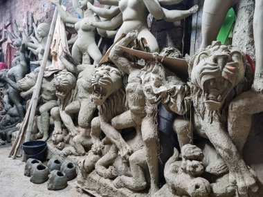 Kolkata, Batı Bengal, Hindistan - 19 Eylül 2021: Bir zanaatkar Hindistan 'ın Kumartuli bölgesindeki mobilyasız bir Durga idolü üzerinde yerel stüdyosunda çalışıyor.