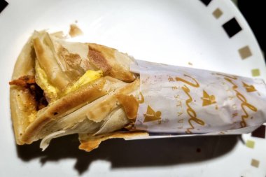 Kolkata (Kalküta), Hindistan 'da bir yerli yemeği olan tavuk ve koyun eti köftesi sokak yemeklerinde hazırlanıyor.