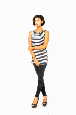 Siyah-beyaz çizgili kolsuz bluz, siyah kot, beyaz arka planda yüksek topuklu, moda, güzellik, kendine güven için ideal, minimal stil..