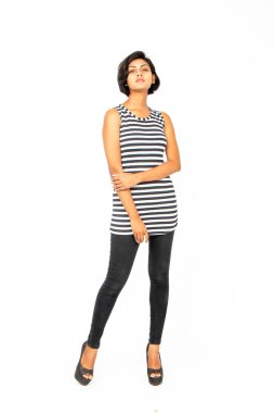 Siyah-beyaz çizgili kolsuz bluz, siyah kot, beyaz arka planda yüksek topuklu, moda, güzellik, kendine güven için ideal, minimal stil..