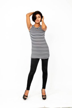 Siyah-beyaz çizgili kolsuz bluz, siyah kot, beyaz arka planda yüksek topuklu, moda, güzellik, kendine güven için ideal, minimal stil..