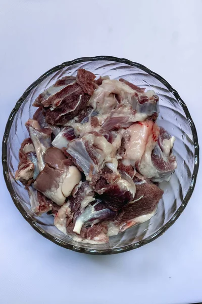 Benekli granit tezgahta cam kasede çeşitli çiğ et ve ciğer parçaları. Taze, pişmemiş malzemeler yemek, yemek hazırlığı, et hazırlama ve mutfak kullanımına hazır..