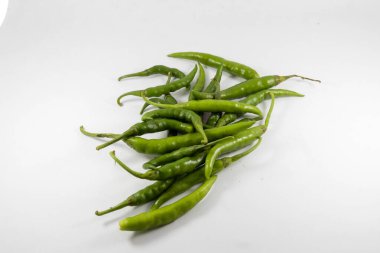 Beyaz arka planda izole edilmiş organik taze yeşil biber demeti.