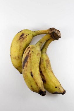 Beyaz arka planda izole edilmiş sarı olgun şeker muzu. Üst görünüm