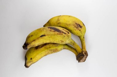 Beyaz arka planda izole edilmiş sarı olgun şeker muzu. Üst görünüm