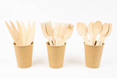 Tek kullanımlık sofra takımı ve tek kullanımlık bardaklara monte edilmiş ahşap çatal bıçak takımı. Çevre koruma kavramı