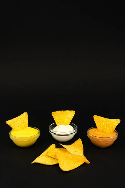 Comida Rápida Chips Nachos Com Molhos Diferentes Fundo Preto Com — Fotografia de Stock