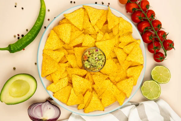 Egy Tál Nachos Kukoricaszirom Guacamoléval Hozzávalókkal Vörös Hagymával Avacadóval Paprikával — Stock Fotó