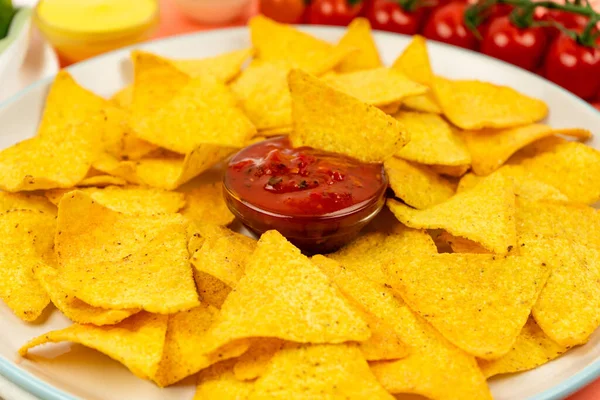 Szájjal Öntözött Nachos Chips Fehér Tányéron Fűszeres Szósz Egy Finom — Stock Fotó