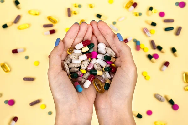Veel Multi Gekleurde Pillen Handen Van Een Vrouw Tegen Achtergrond — Stockfoto