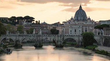 Binanın önündeki nehrin üzerinde bir köprü.